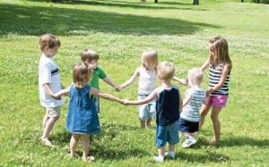 Trò chơi ngoài trời giúp trẻ khoẻ mạnh khi trời lạnh